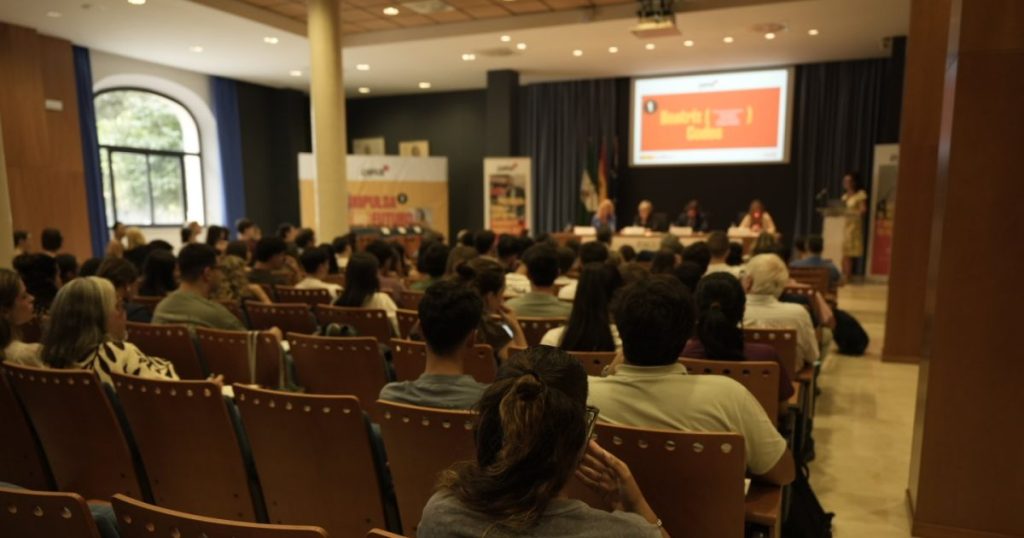 Coca-Cola acerca a los universitarios de Sevilla herramientas prácticas de IA para afrontar sus primeros procesos de selección