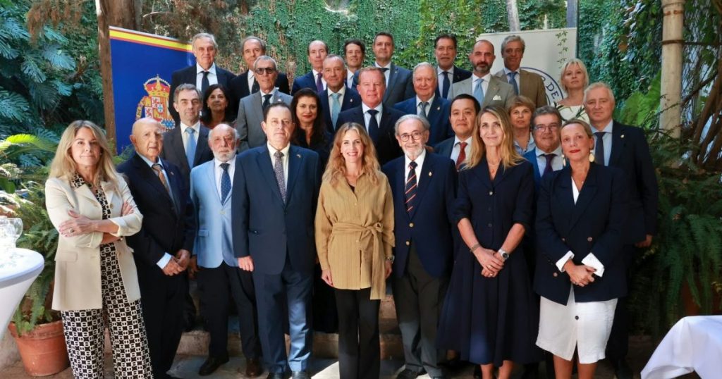 Ana Mestre reivindica el consenso y el respeto al adversario político ante la Asociación Consular de Sevilla