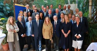 Ana Mestre reivindica el consenso y el respeto al adversario político ante la Asociación Consular de Sevilla