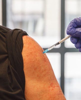 Sanidad administra 622.846 dosis de vacunas contra la COVID-19 en Canarias