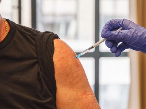 Sanidad administra 622.846 dosis de vacunas contra la COVID-19 en Canarias