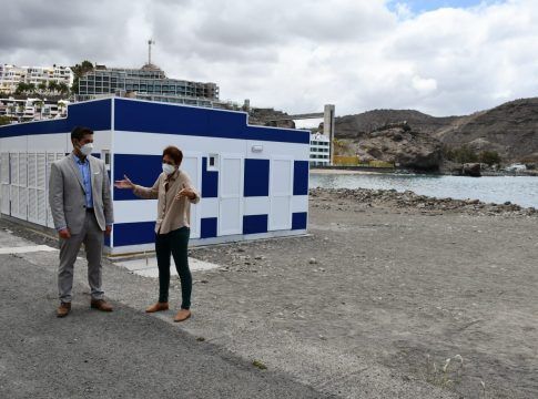 Entregan los módulos de restauración y aseos de las playas de Mogán
