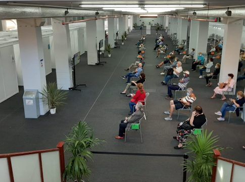 Una de cada tres personas residentes en Canarias ha recibido al menos una dosis de la vacuna contra la COVID-19
