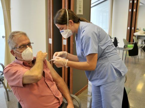Los residentes en Canarias nacidos en 1961 y antes, no vacunados contra la COVID-19, pueden pedir cita desde hoy