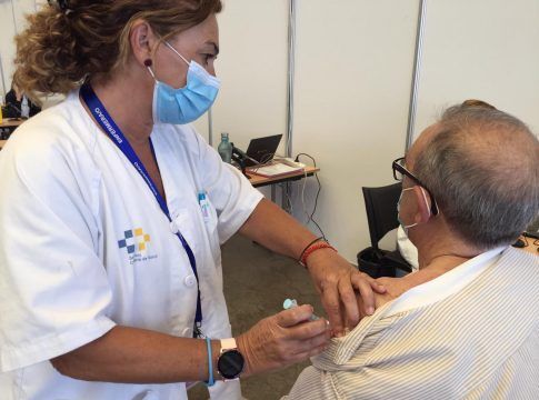 Canarias ha administrado ya 992.382 dosis de vacunas contra la COVID-19