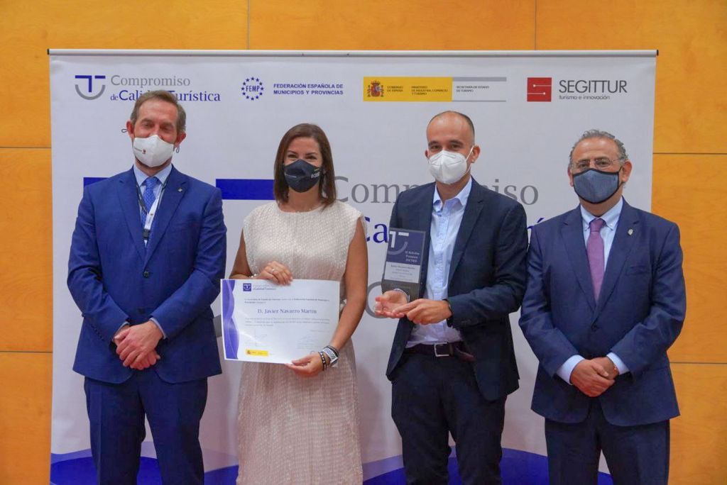 Evelyn Alonso, concejal de promoción económica y turismo del Ayuntamiento de Santa Cruz de Tenerife,  recoge diversas certificaciones en FITUR