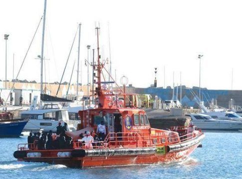 Los helicópteros rescatan a 36 inmigrantes a merced de fuertes vientos y olas