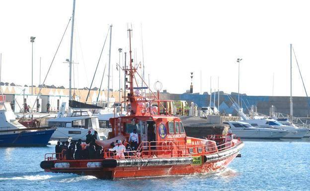 Los helicópteros rescatan a 36 inmigrantes a merced de fuertes vientos y olas