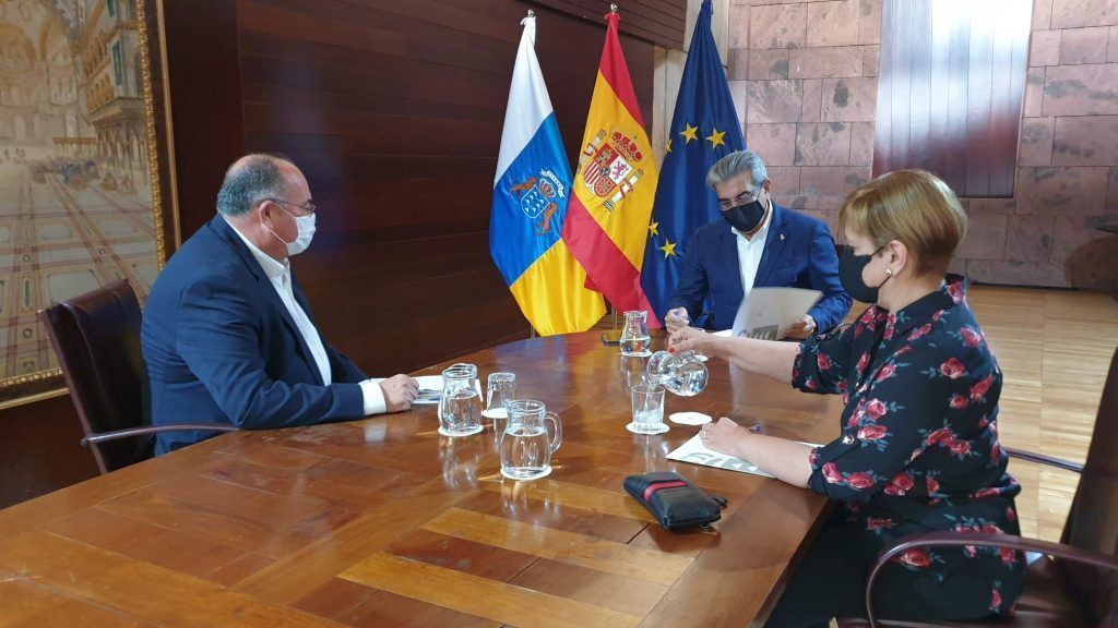 Rodríguez repasa con el alcalde de El Sauzal el estado de diversos proyectos educativos y turísticos del municipio