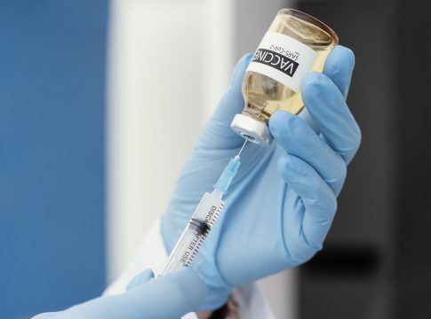 Ashotel pide que autorice a hospitales privados y mutuas vacunar a trabajadores del sector alojativo