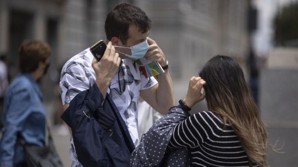 Los médicos urgen al Gobierno a regular el uso de mascarillas, aún necesarias