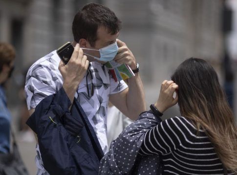 Los médicos urgen al Gobierno a regular el uso de mascarillas, aún necesarias