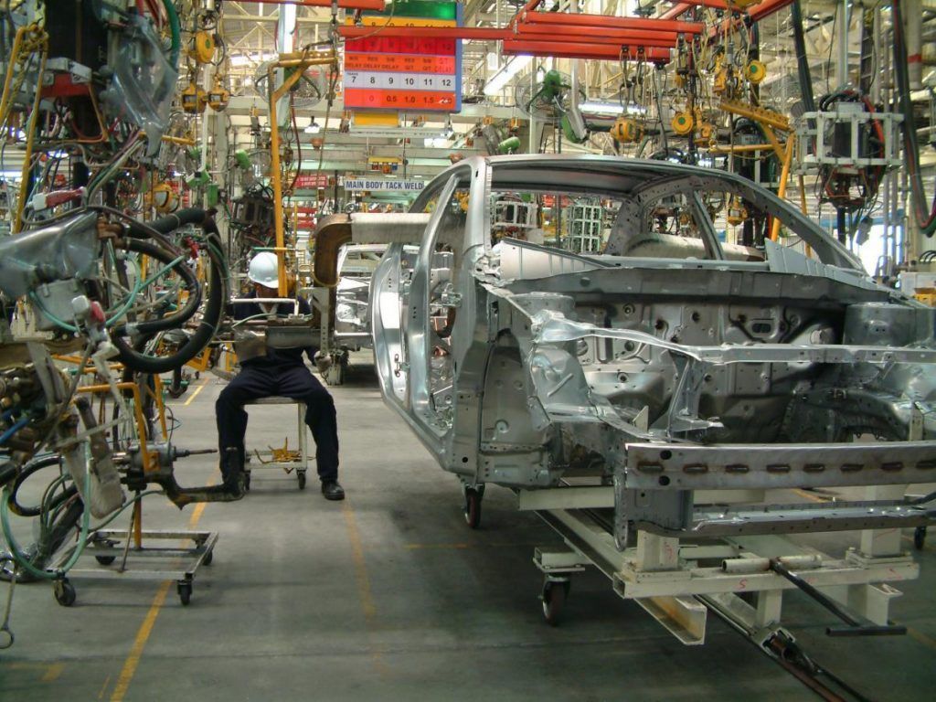 Las 17 propuestas de CEOE para aumentar el peso de la industria en la economía española