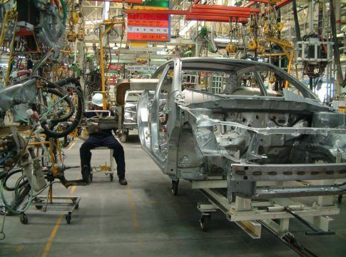 Las 17 propuestas de CEOE para aumentar el peso de la industria en la economía española