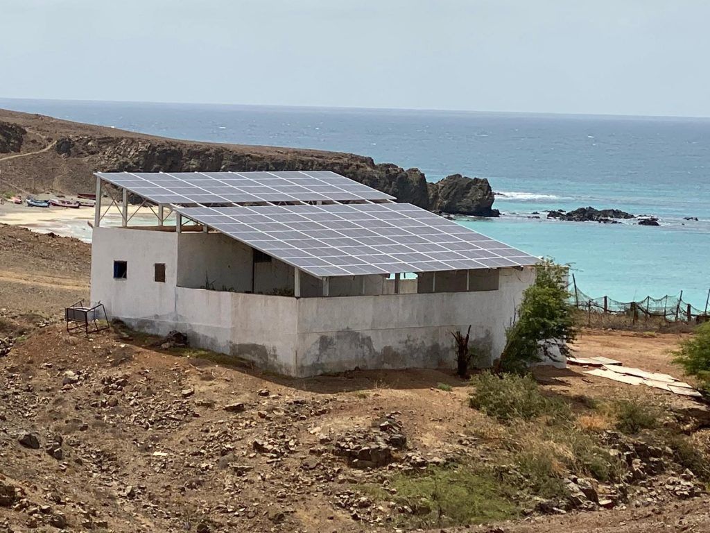Una desaladora solar suministra agua a habitantes de la isla de Maio gracias a la cooperación canaria