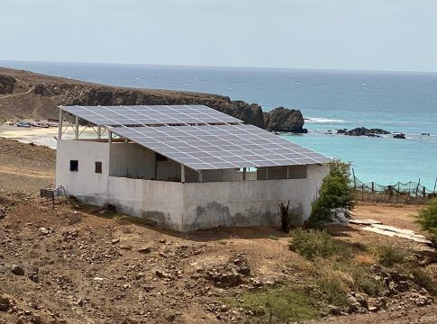 Una desaladora solar suministra agua a habitantes de la isla de Maio gracias a la cooperación canaria