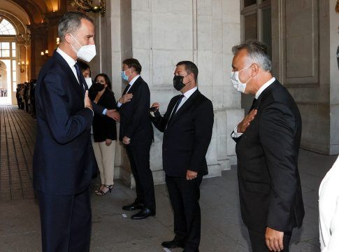 Torres pide mirar hacia el futuro pero sin olvidar el pasado en el homenaje de Estado a las víctimas del COVID 19