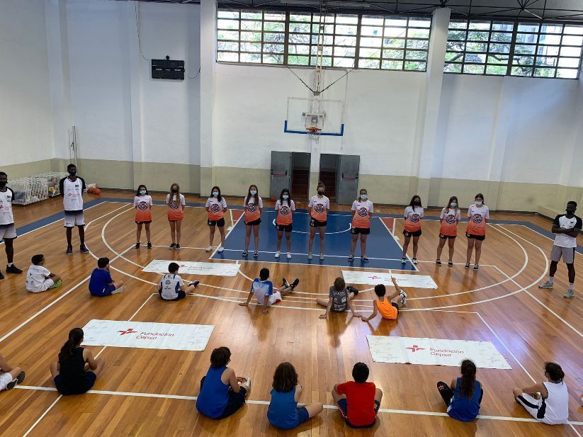 Medio centenar de menores participan en el XII `Campus de Minibasket Fundación Cepsa´