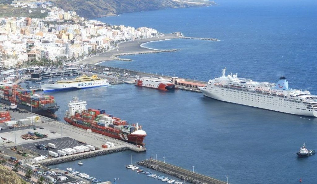 Mejora la eficiencia energética del alumbrado exterior del puerto de La Palma por 235 mil euros