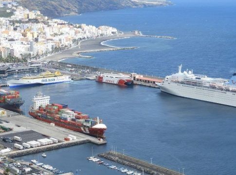 Mejora la eficiencia energética del alumbrado exterior del puerto de La Palma por 235 mil euros