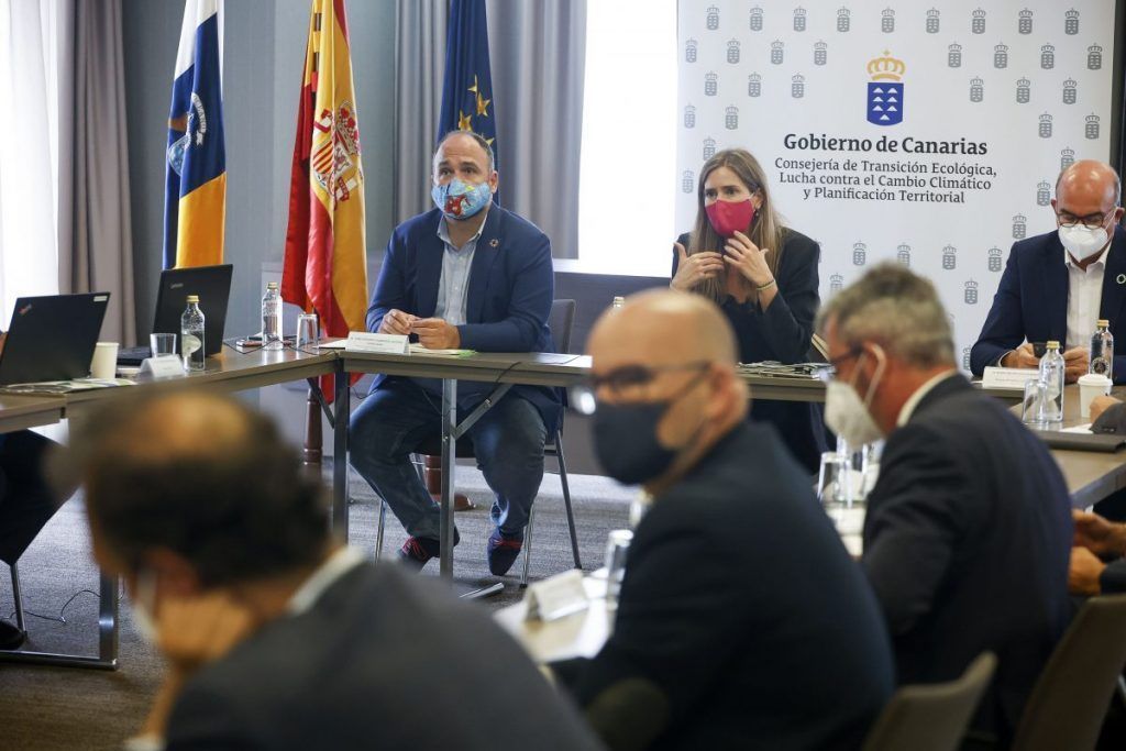 Canarias y Estado exponen a los empresarios los fondos de recuperación destinados a las renovables