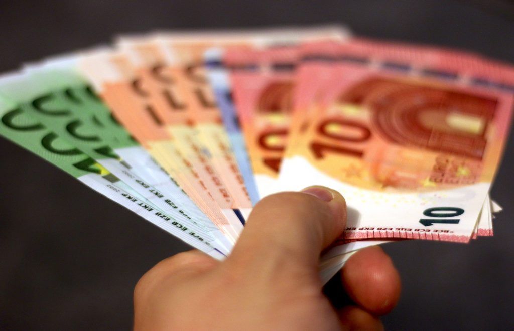 El salario bruto anual cae en Canarias un 12,3% en 2020