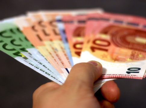 El salario bruto anual cae en Canarias un 12,3% en 2020