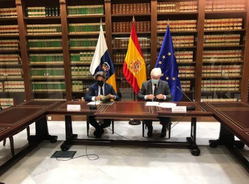 El presidente del Parlamento de Canarias y el presidente de la Audiencia de Cuentas de Canarias firmaron hoy un convenio por el que este órgano se adhiere al Tribunal de Recursos Contractuales de la Cámara