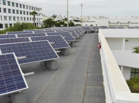 Solo cuatro de los siete ayuntamientos de Lanzarote apoyan las renovables con descuentos en el IBI