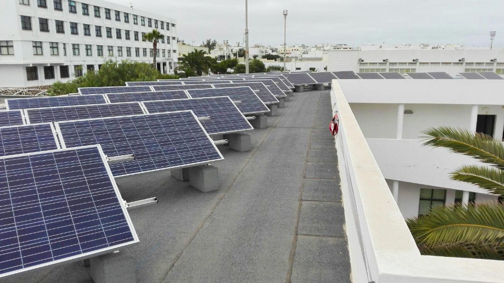 Solo cuatro de los siete ayuntamientos de Lanzarote apoyan las renovables con descuentos en el IBI