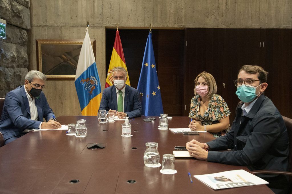Torres y Sánchez presiden la sesión preparatoria de la Comisión Mixta que afrontará la crisis volcánica de La Palma