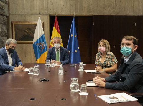 Torres y Sánchez presiden la sesión preparatoria de la Comisión Mixta que afrontará la crisis volcánica de La Palma