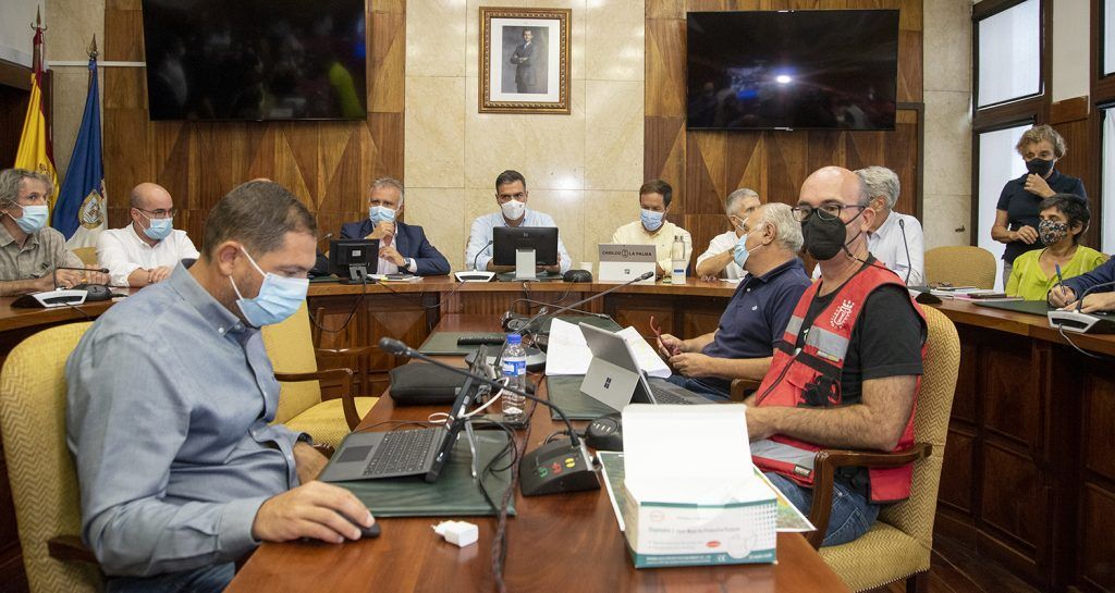 Torres pide a la población que extreme su seguridad por el volcán y agradece la visita del Rey este jueves