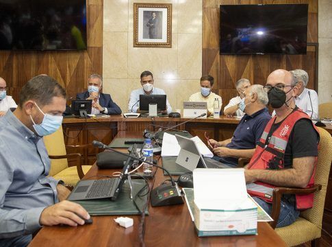 Torres pide a la población que extreme su seguridad por el volcán y agradece la visita del Rey este jueves