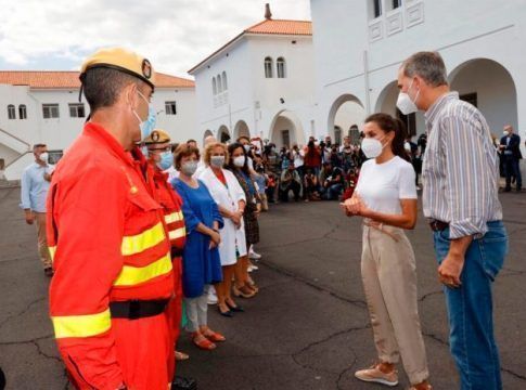 Los Reyes visitan a las personas evacuadas de sus viviendas en La Palma