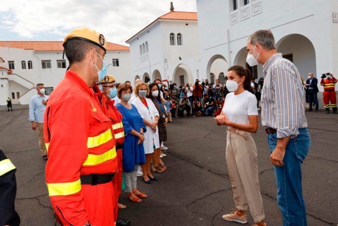 Los Reyes visitan a las personas evacuadas de sus viviendas en La Palma
