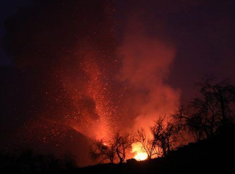 El Parlamento de Canarias dona 200.000 euros para ayudar a los afectados por el volcán de La Palma