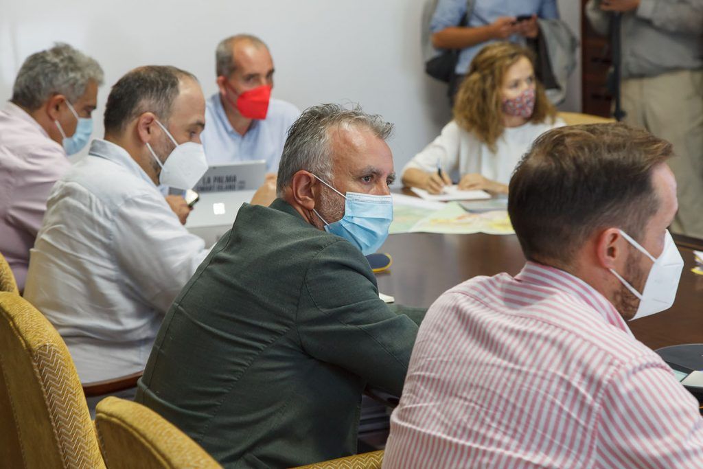 Torres se reúne con el Cabildo y los ayuntamientos afectados por el volcán para obtener suelo para viviendas