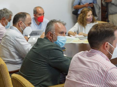 Torres se reúne con el Cabildo y los ayuntamientos afectados por el volcán para obtener suelo para viviendas