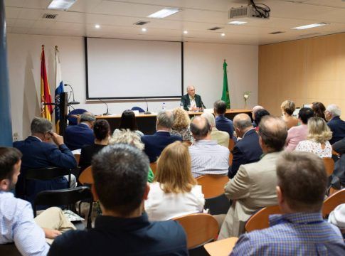 El Colegio de Dentistas de la provincia tinerfeña retoma la formación presencial, con aforo limitado