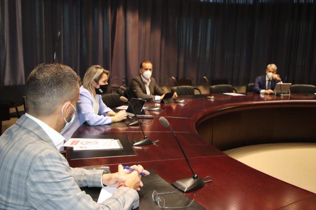 Gobierno canario y entidades bancarias abordan el acceso al crédito de los afectados por el volcán de La Palma