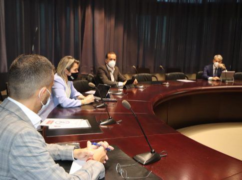 Gobierno canario y entidades bancarias abordan el acceso al crédito de los afectados por el volcán de La Palma