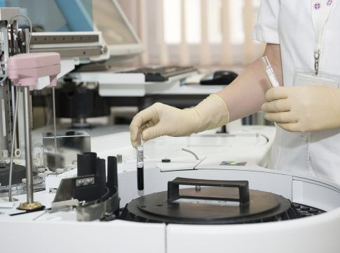 Salud y Familias invierte cerca de 4 millones de euros de fondos FEDER en proyectos de I+D+i