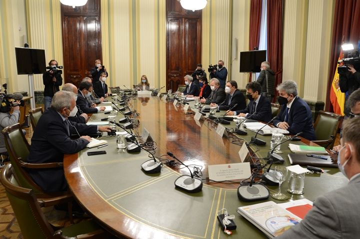 Planas analiza con el comisario de Agricultura el incremento de costes de producción