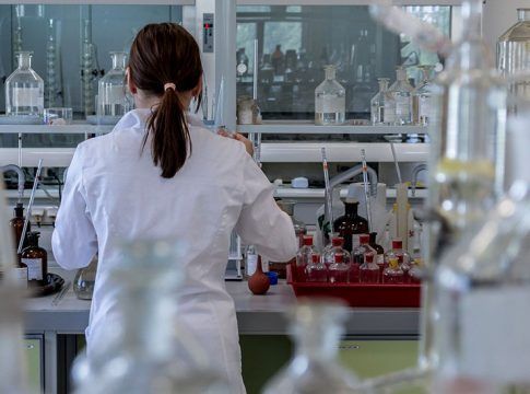 Una asociación de pacientes dona 15.000 euros a la investigación en cáncer infantil de GENYO