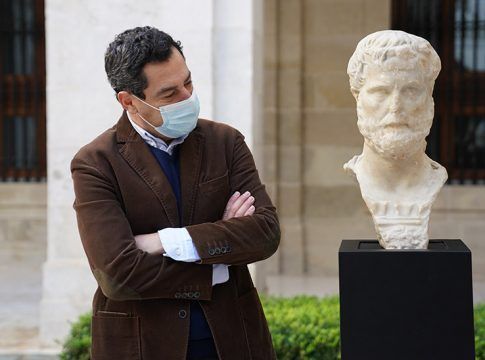 Moreno valora la incorporación a la colección del Museo de Málaga del busto de Antonino Pío, una pieza singular con un valor arqueológico único