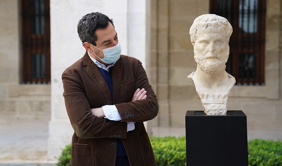 Moreno valora la incorporación a la colección del Museo de Málaga del busto de Antonino Pío, una pieza singular con un valor arqueológico único
