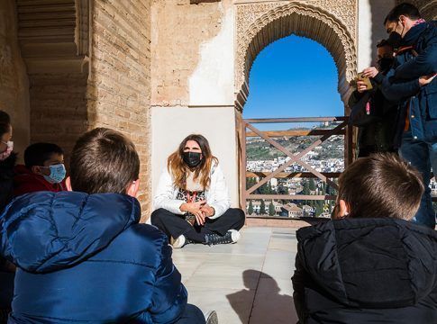 Otra manera de conocer la Alhambra: visitas guiadas en familia