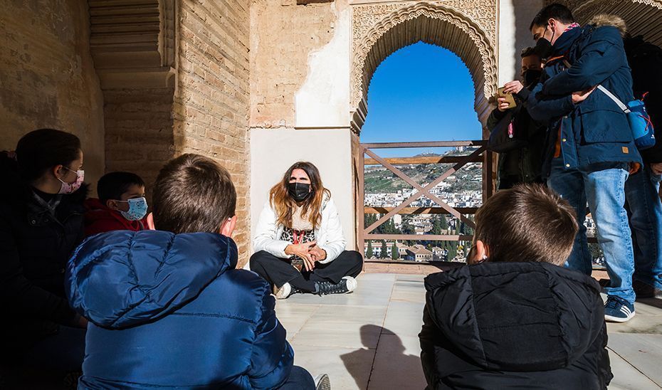 Otra manera de conocer la Alhambra: visitas guiadas en familia