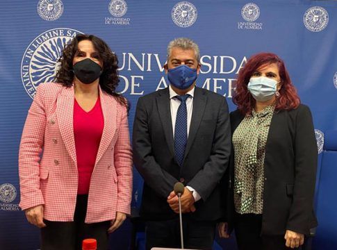 Ruiz presenta la Guía Concilia-Tic para el uso saludable de las nuevas tecnologías en la familia